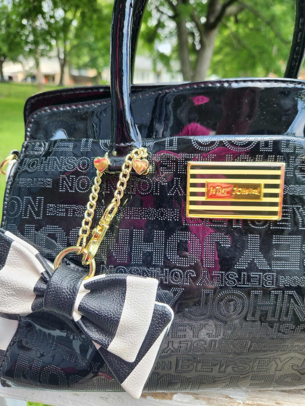 Betsey Johnson shoulder bag Shiny Black Gold Hearts Bow black/white stripe EUC - Picture 3 of 12